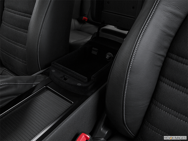 2016 Nissan GT-R | Front center divider