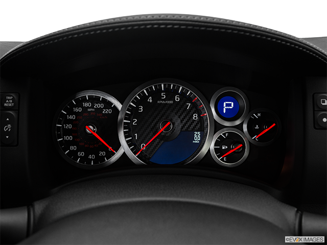 2016 Nissan GT-R | Speedometer/tachometer