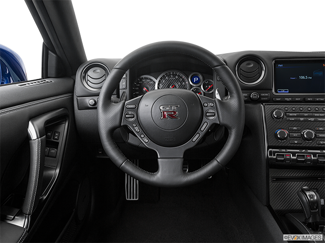 2016 Nissan GT-R | Steering wheel/Center Console