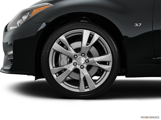 2016 Infiniti Q70 | Front Drivers side wheel at profile