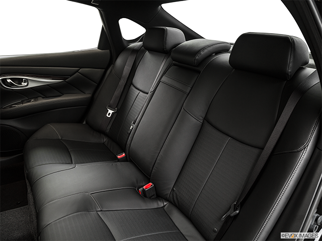 2016 Infiniti Q70 | Rear seats from Drivers Side