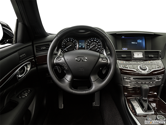 2016 Infiniti Q70 | Steering wheel/Center Console