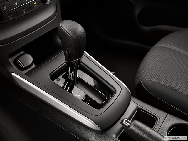2016 Nissan Sentra | Gear shifter/center console