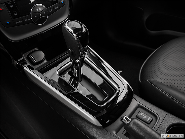 2016 Nissan Sentra | Gear shifter/center console