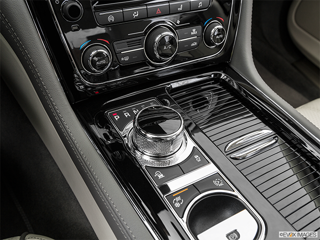 2016 Jaguar XJ | Gear shifter/center console