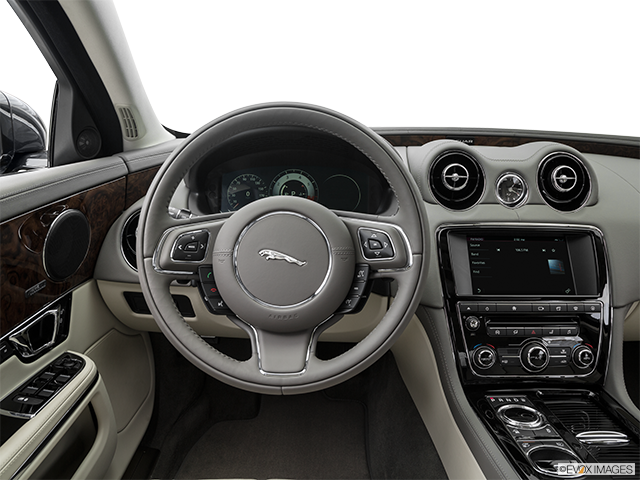 2016 Jaguar XJ | Steering wheel/Center Console