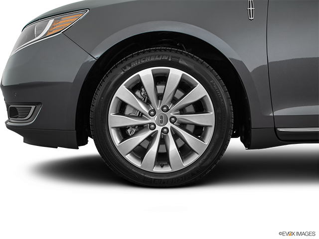 2016 Lincoln MKS | Front Drivers side wheel at profile