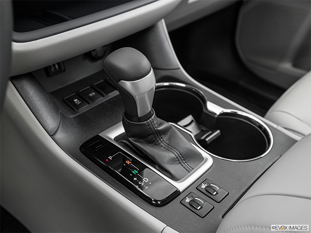 2016 Toyota Highlander | Gear shifter/center console