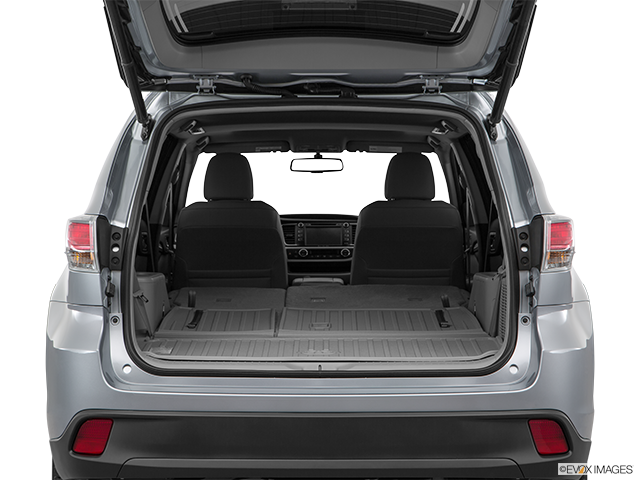2016 Toyota Highlander | Hatchback & SUV rear angle