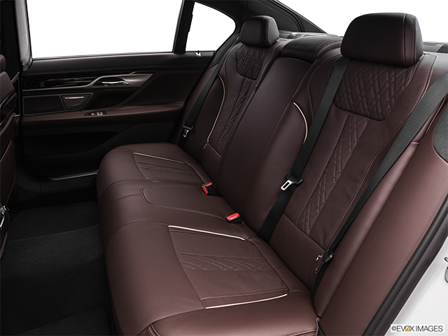 2016 BMW Série 7 | Rear seats from Drivers Side