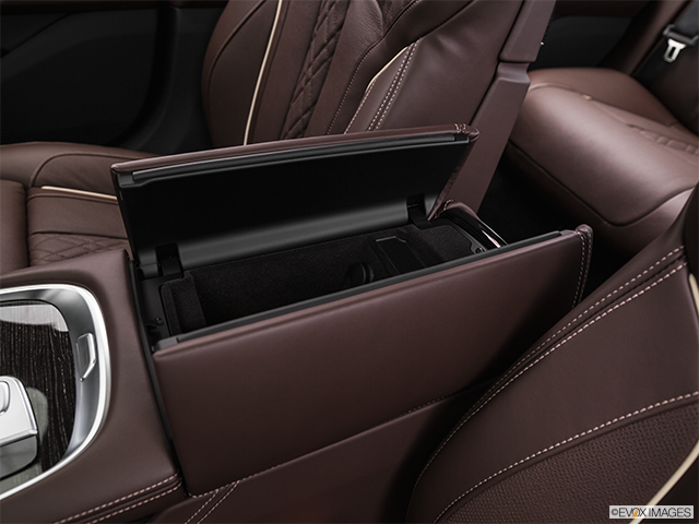 2016 BMW 7 Series | Front center divider
