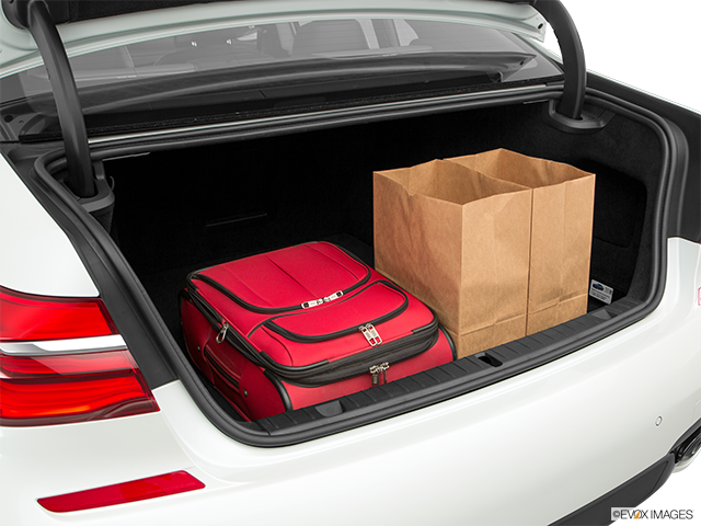 2016 BMW 7 Series | Trunk props