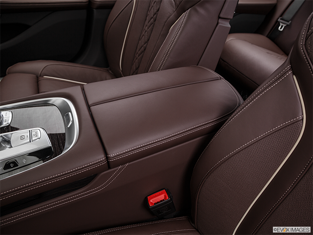 2016 BMW Série 7 | Front center console with closed lid, from driver’s side looking down