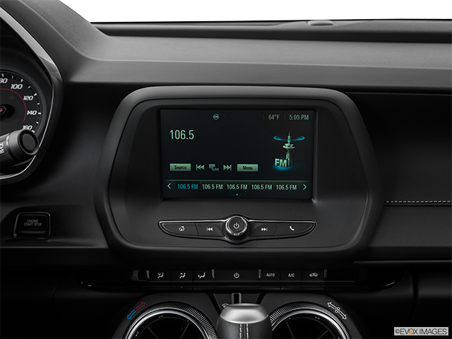 2016 Chevrolet Camaro | Closeup of radio head unit
