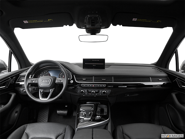 2017 Audi Q7 | Centered wide dash shot