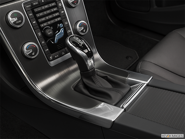 2016 Volvo V60 | Gear shifter/center console