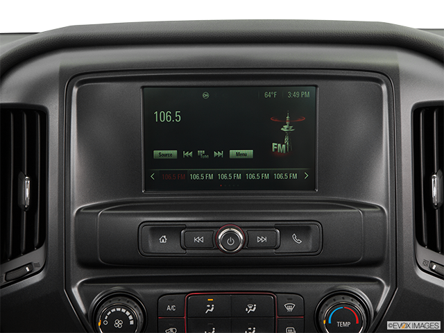 2016 GMC Sierra 1500 | Closeup of radio head unit
