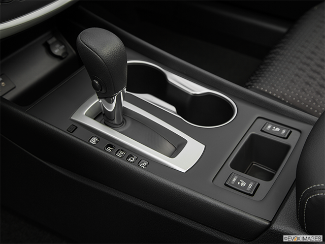 2016 Nissan Altima | Gear shifter/center console