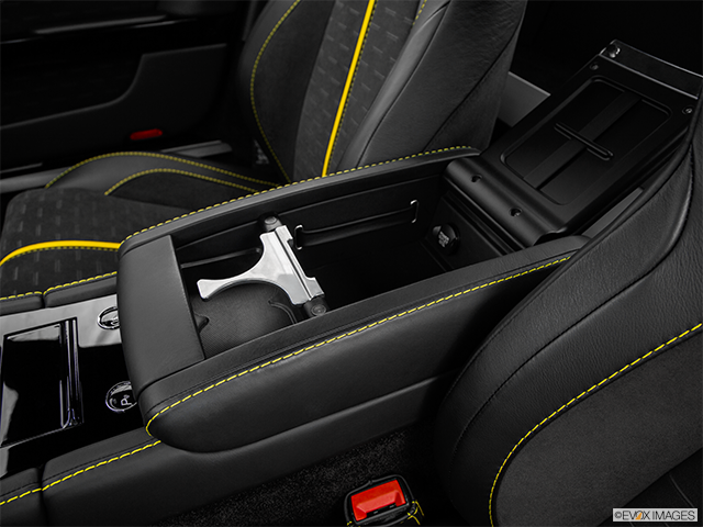 2016 Aston Martin V8 Vantage Roadster | Front center divider