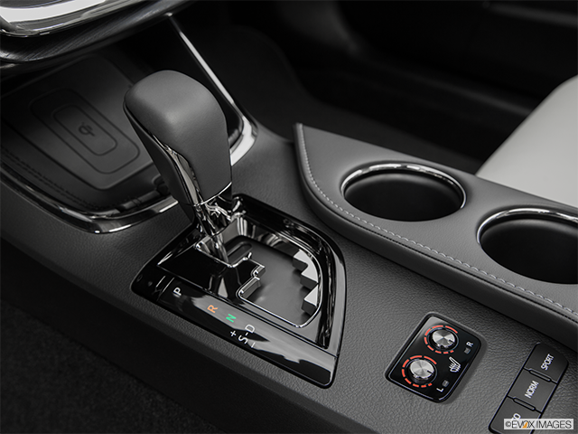 2016 Toyota Avalon | Gear shifter/center console