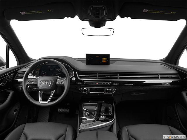 2017 Audi Q7 | Centered wide dash shot