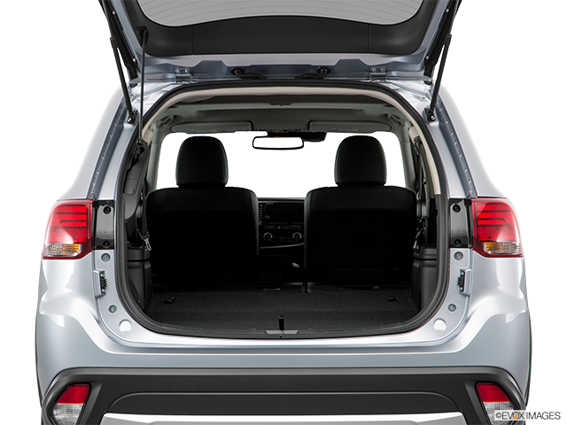 2017 Mitsubishi Outlander | Hatchback & SUV rear angle