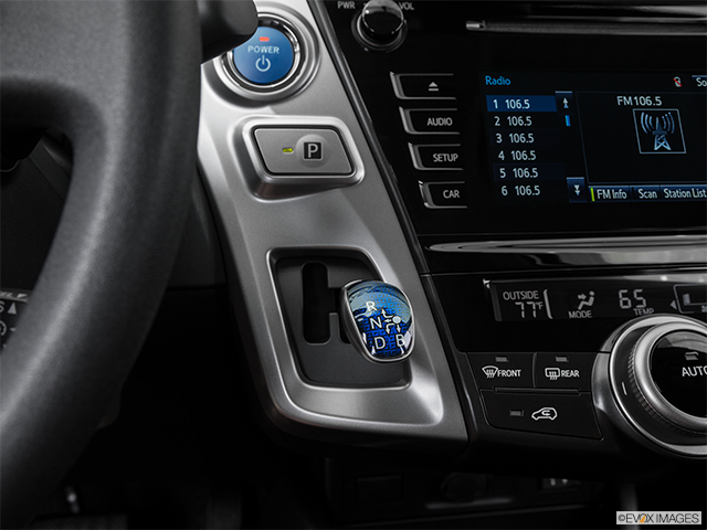 2017 Toyota Prius v | Gear shifter/center console