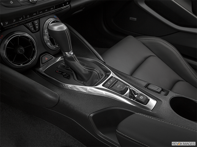 2017 Chevrolet Camaro | Gear shifter/center console