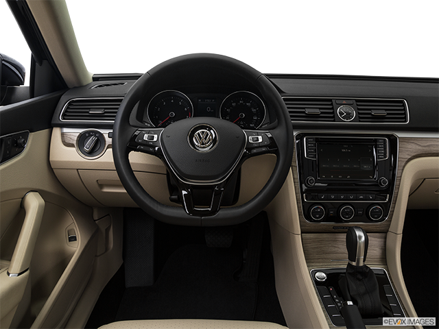 2017 Volkswagen Passat | Steering wheel/Center Console