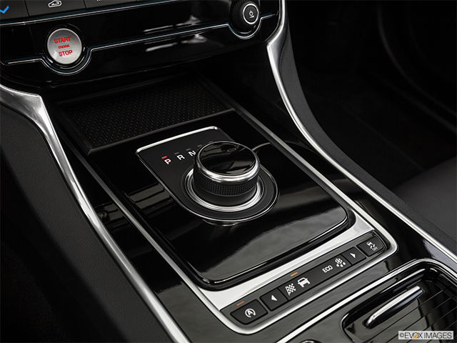 2017 Jaguar XF | Gear shifter/center console