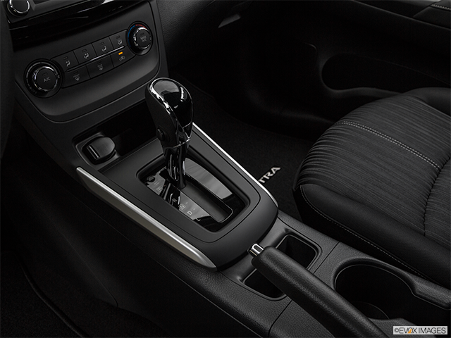 2017 Nissan Sentra | Gear shifter/center console