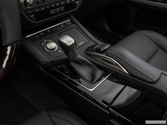 2017 Lexus ES 350 | Gear shifter/center console