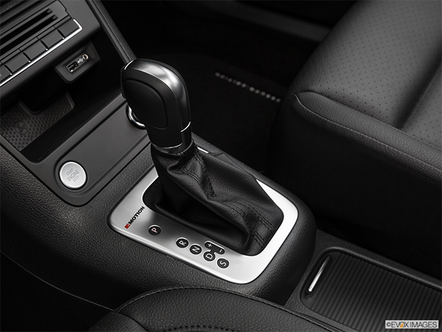 2017 Volkswagen Tiguan | Gear shifter/center console