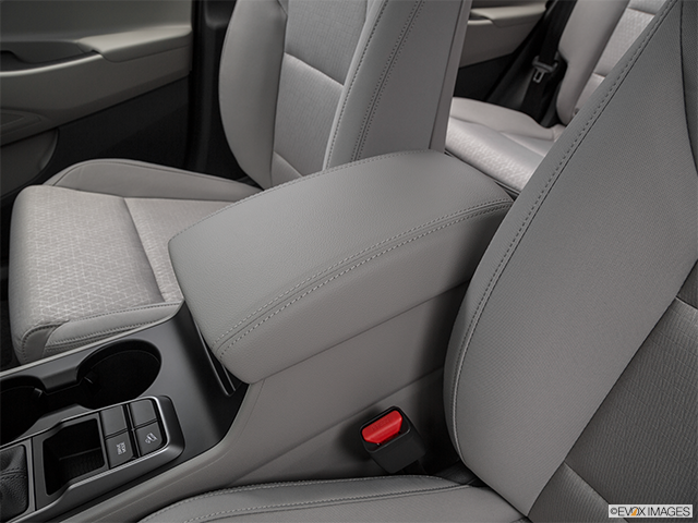 2017 Hyundai Tucson | Front center console with closed lid, from driver’s side looking down