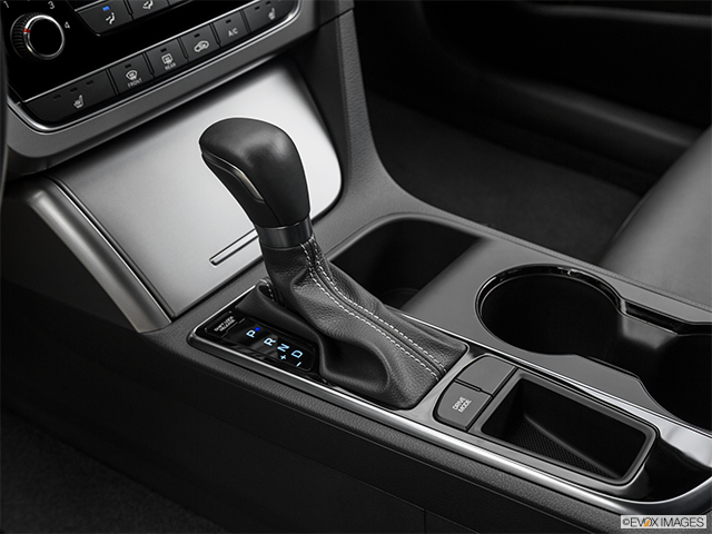 2017 Hyundai Sonata | Gear shifter/center console