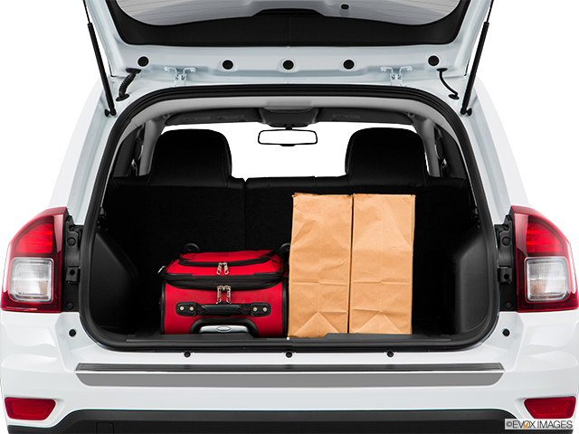 2017 Jeep Compass | Trunk props