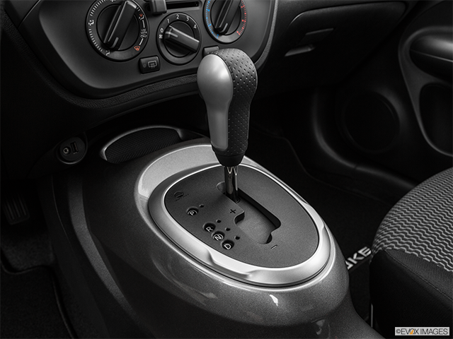 2017 Nissan JUKE | Gear shifter/center console