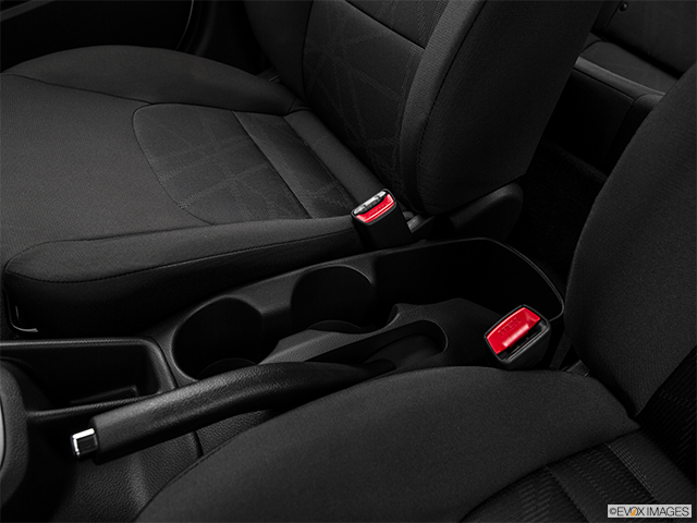 2017 Kia Rio 5-portes | Front center console with closed lid, from driver’s side looking down