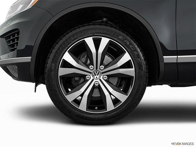 2017 Volkswagen Touareg | Front Drivers side wheel at profile