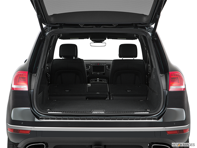 2017 Volkswagen Touareg | Hatchback & SUV rear angle
