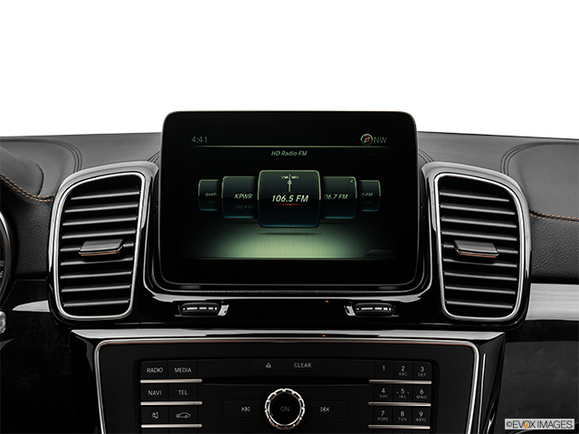 2017 Mercedes-Benz GLE | Closeup of radio head unit