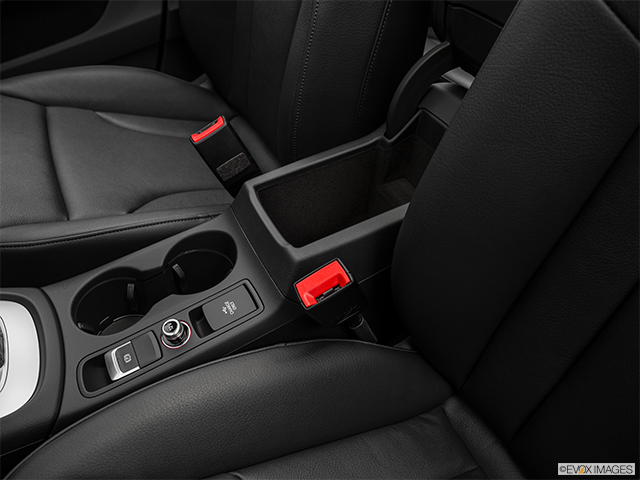 2017 Audi Q3 | Front center divider