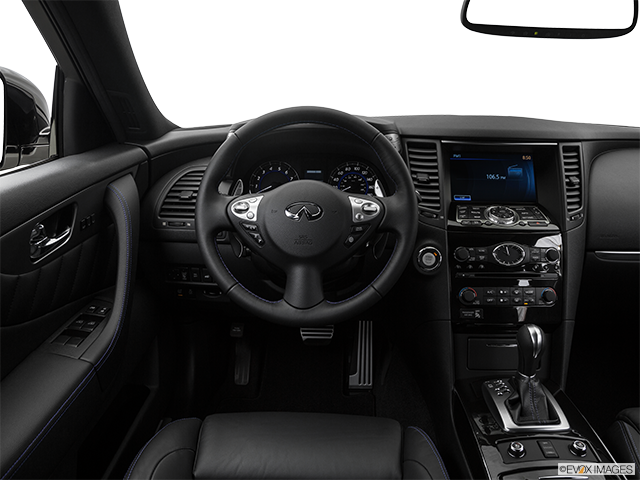 2017 Infiniti QX70 | Steering wheel/Center Console