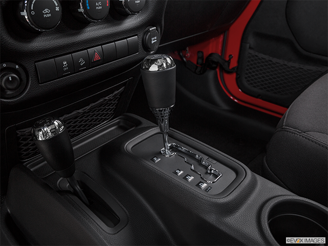 2017 Jeep Wrangler Unlimited | Gear shifter/center console