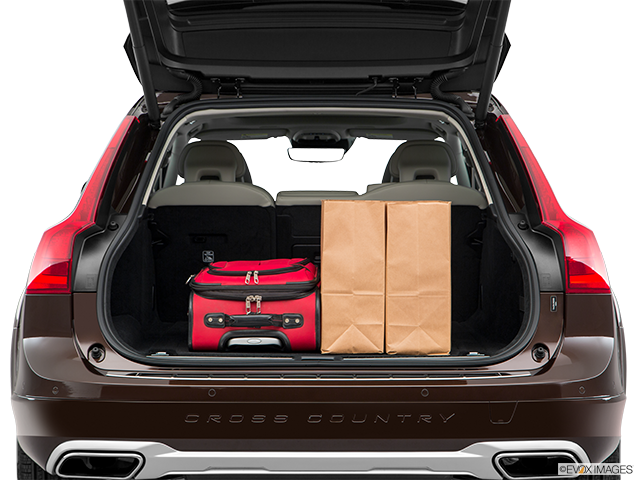 2017 Volvo V90 Cross Country | Trunk props