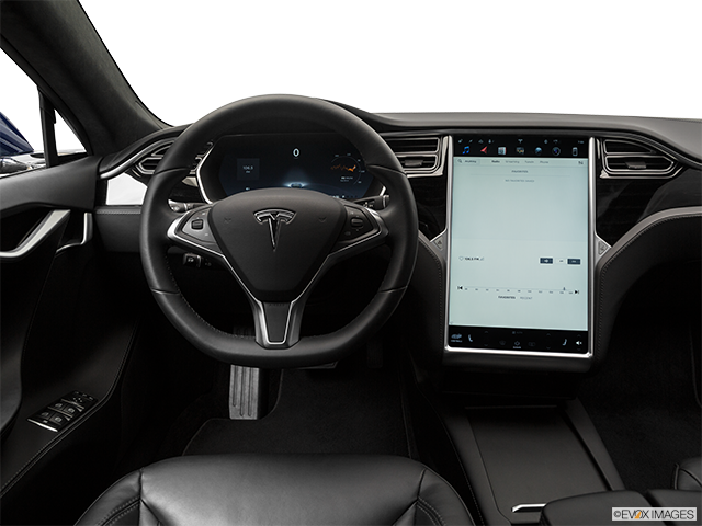 2016 Tesla Model S | Steering wheel/Center Console