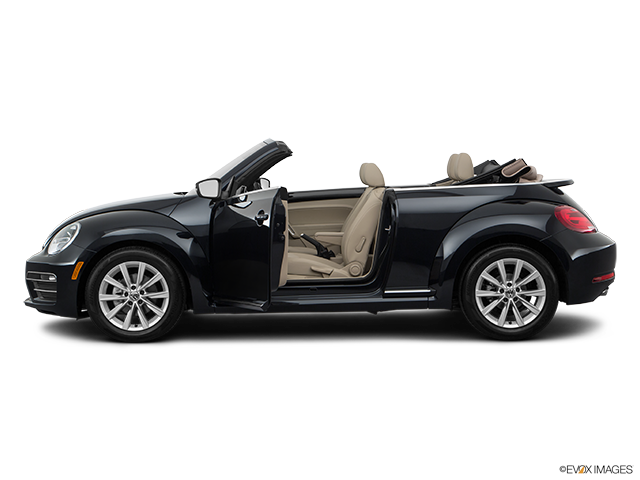 2017 Volkswagen Beetle décapotable | Driver's side profile with drivers side door open