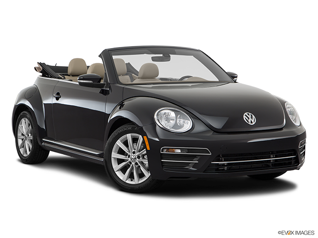 2017 Volkswagen Beetle décapotable | Front passenger 3/4 w/ wheels turned
