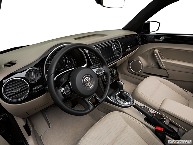 2017 Volkswagen Beetle décapotable | Interior Hero (driver’s side)