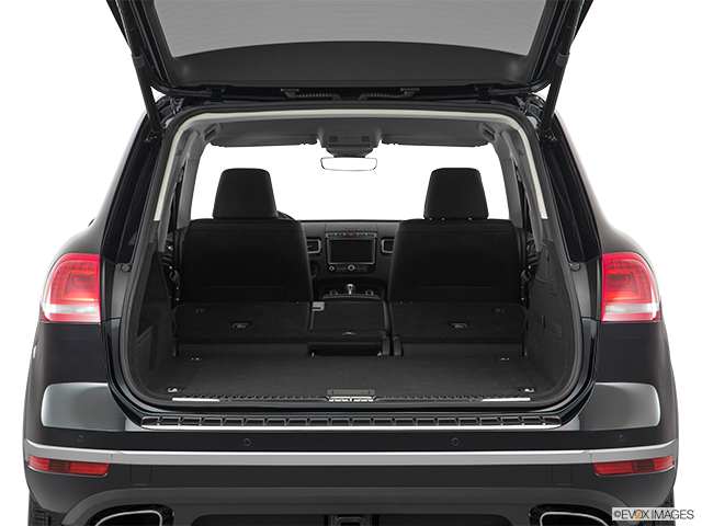 2017 Volkswagen Touareg | Hatchback & SUV rear angle